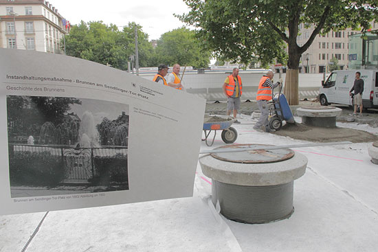 Baustelle Sendlinger Tor Brunnen am 30.08.2011 und daneben ein Foto des Vorgängerbrunnen bis 1971 (©Foto: Martin Schmitz)